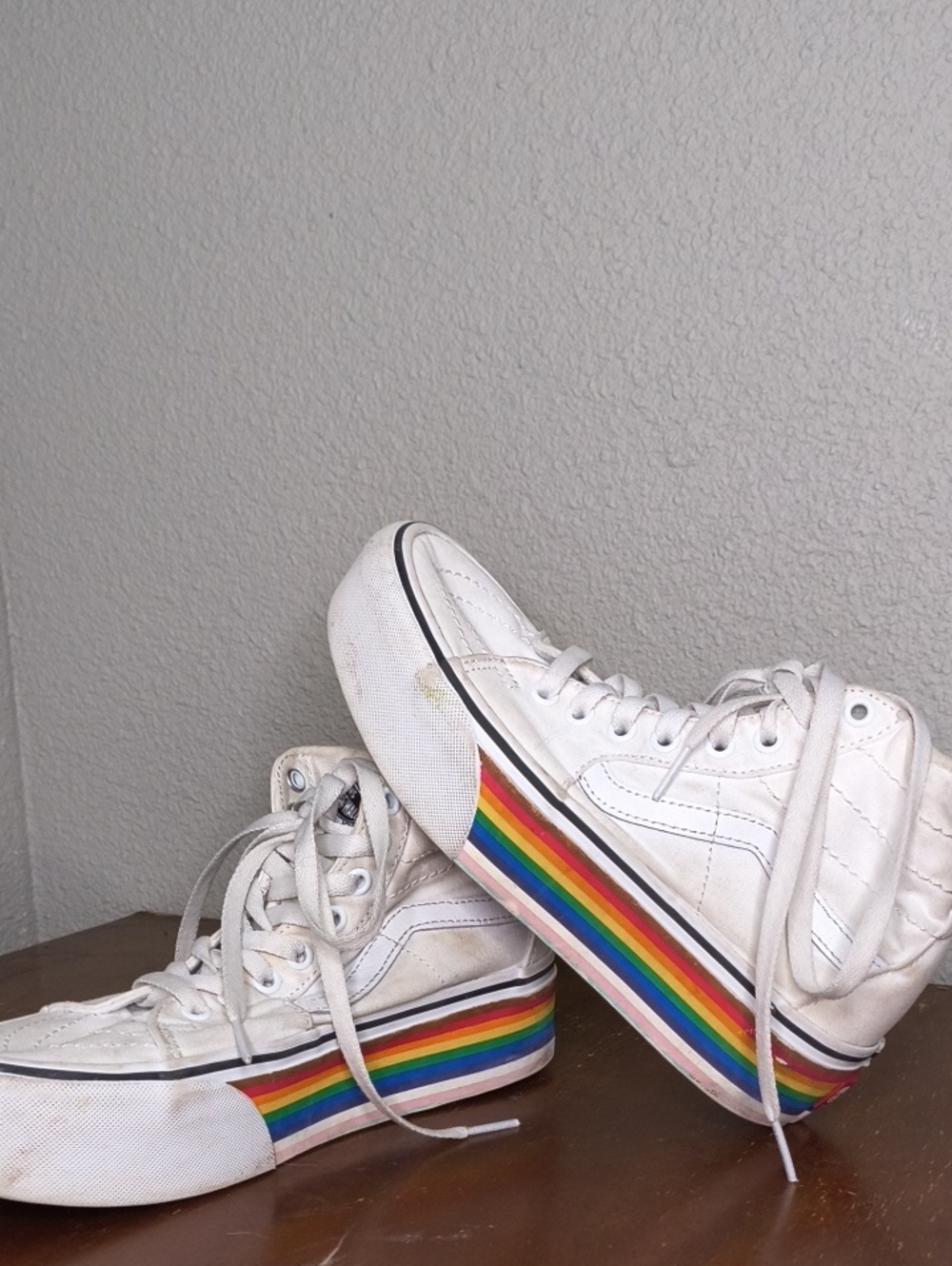 Men's White High-Top Sneakers with Rainbow Platform Stripe Size 6 AO